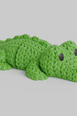 Gros plan d'un crocodile tricoté aux écailles crochetées et au corps articulé flexible
