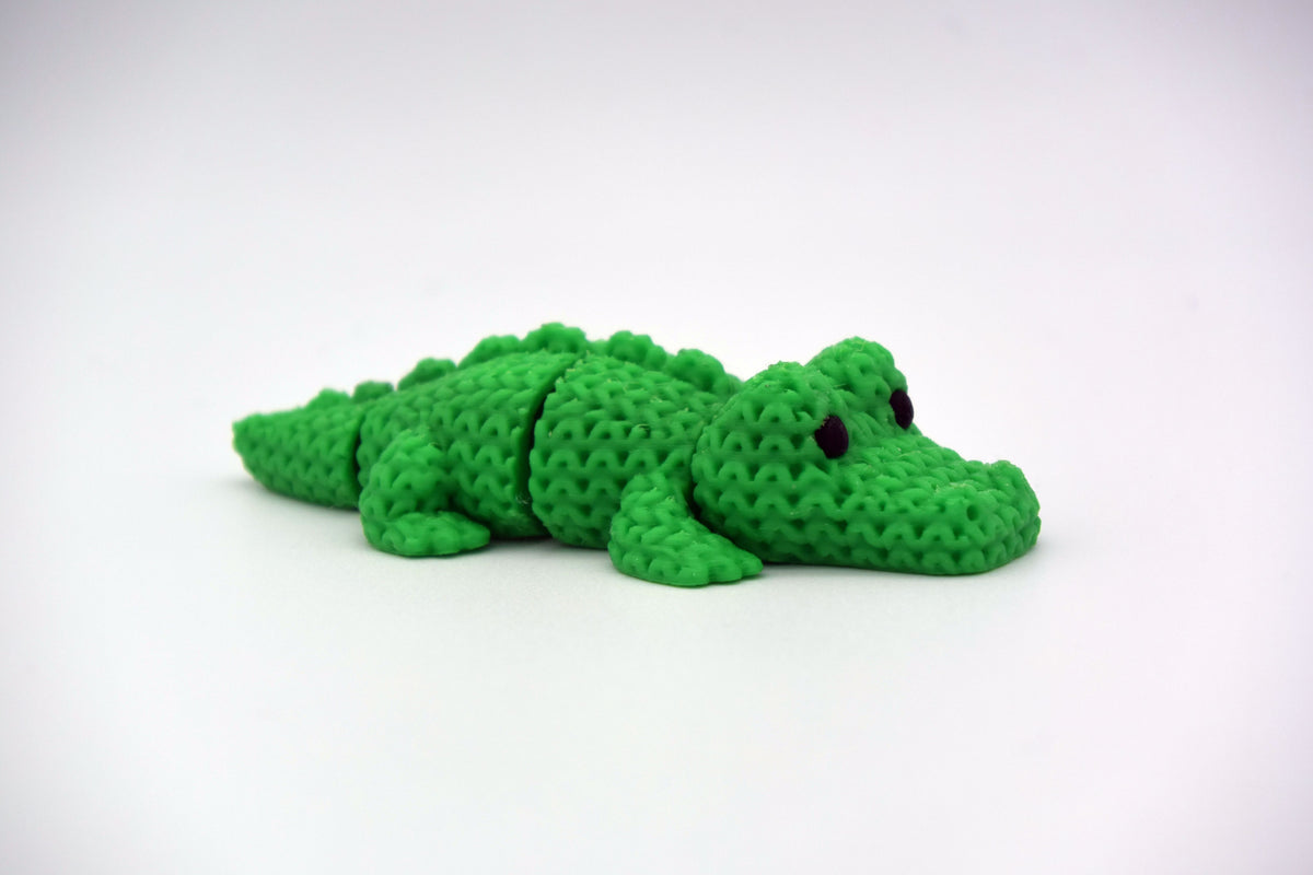 Petit crocodile façon tricot sur une étagère en bois près de plantes dans un intérieur scandinave