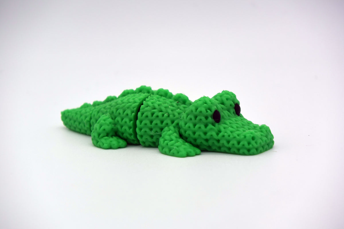 Gros plan d'un crocodile tricoté aux écailles crochetées et au corps articulé flexible