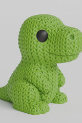 Gros plan d'une figurine de T-Rex tricoté vert sauge, aspect crocheté