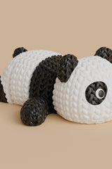 Figurine de panda tricoté articulé noir et blanc à l'aspect crocheté, gros plan