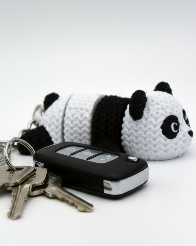 Gros plan du motif tissé noir et blanc sur le dos du panda tricoté