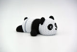Figurine de panda tricoté articulé noir et blanc à l'aspect crocheté, gros plan