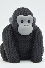 Gros plan d'une figurine de gorille tricoté à texture crochetée détaillée sur fond clair