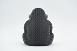 Gros plan d'une figurine de gorille tricoté à texture crochetée détaillée sur fond clair
