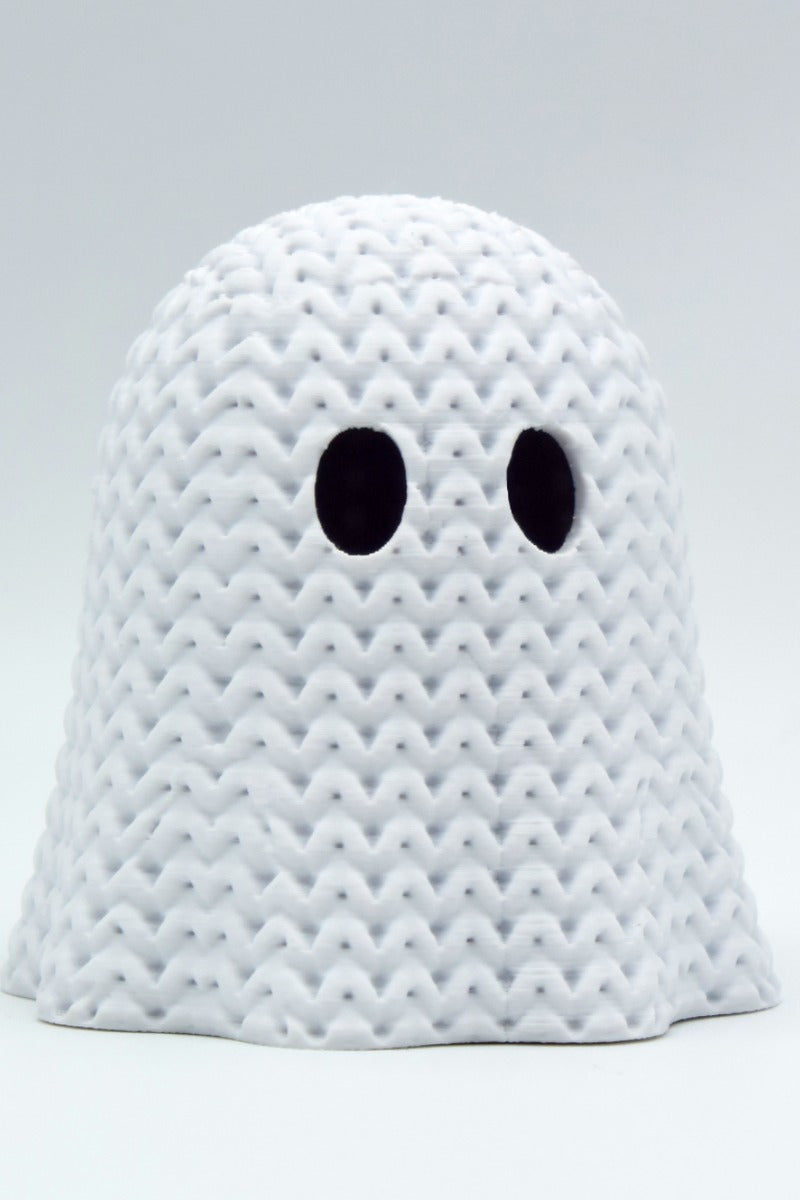 Gros plan d'un fantôme d'Halloween tricoté à texture crochetée ajourée
