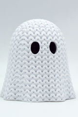 Gros plan d'un fantôme d'Halloween tricoté à texture crochetée ajourée