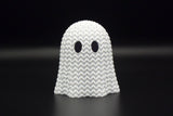 Gros plan d'un fantôme d'Halloween tricoté à texture crochetée ajourée