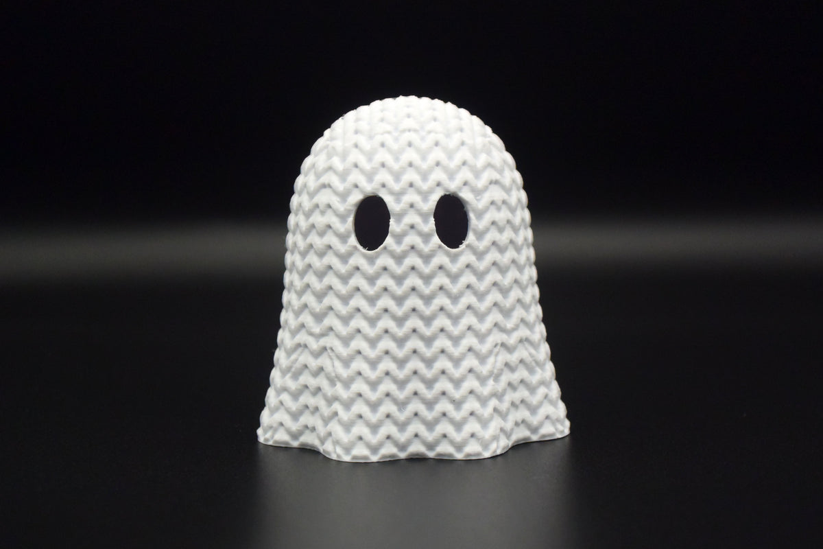 Gros plan d'un fantôme d'Halloween tricoté à texture crochetée ajourée