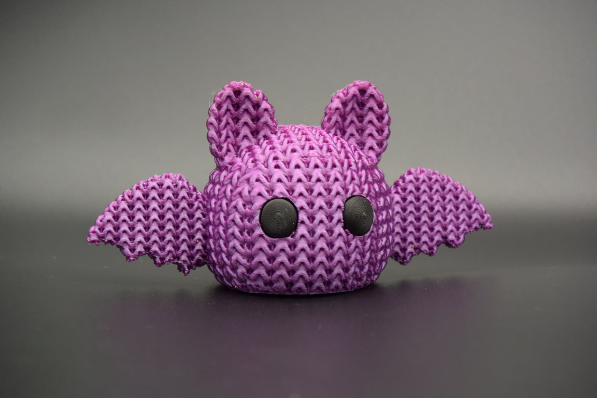 Chauve-souris tricotée pour Halloween sur une étagère en bois avec lumière d'automne et feuilles sèches