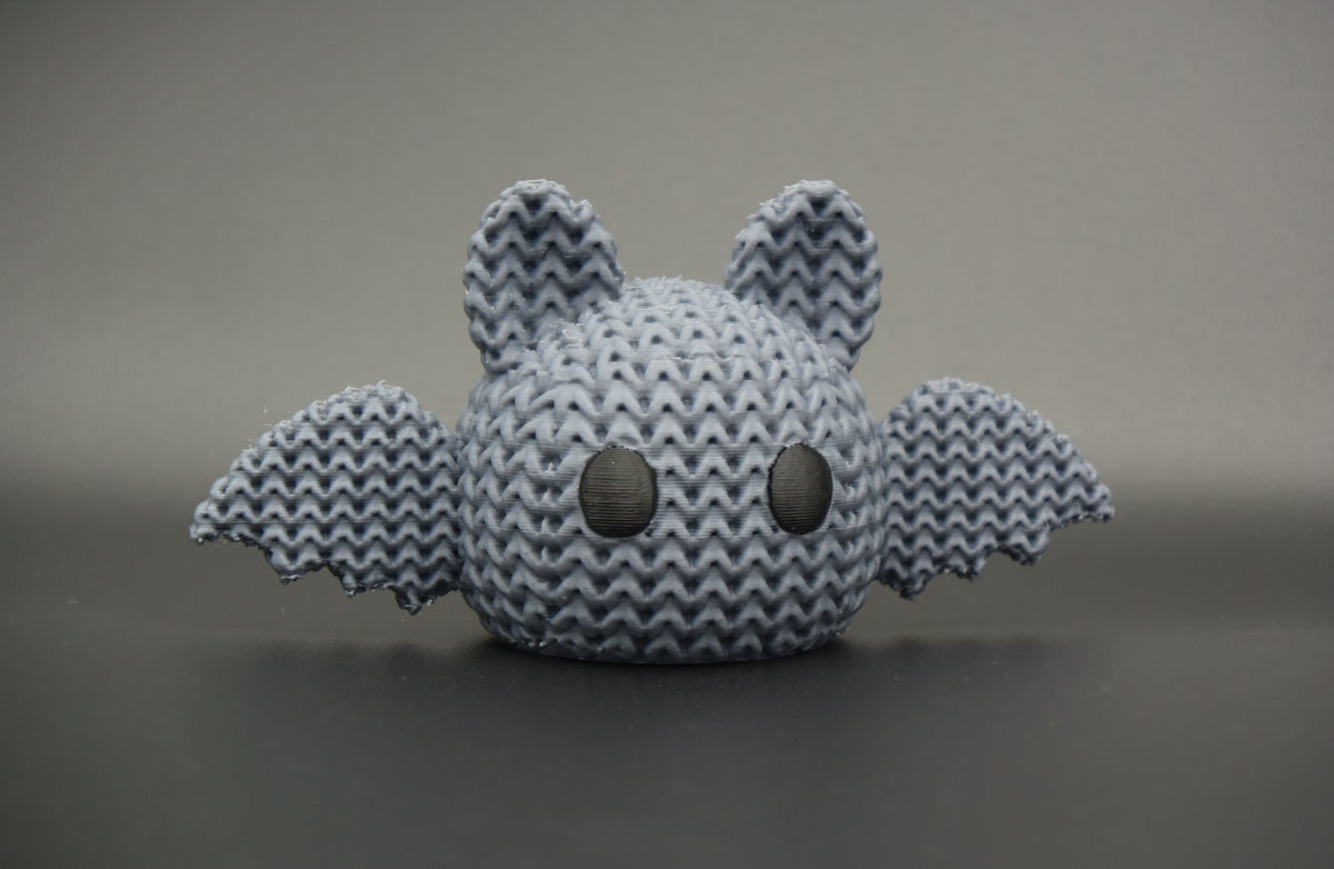 Gros plan d'une chauve-souris d'Halloween tricotée, aspect crocheté et petits yeux