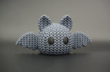Gros plan d'une chauve-souris d'Halloween tricotée, aspect crocheté et petits yeux