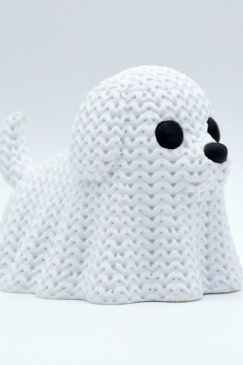 Gros plan d'un chien-fantôme tricoté blanc aux yeux sombres, texture crochetée