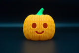 Détail de texture d'une citrouille d'Halloween façon tricot avec motif tissé et visage sculpté