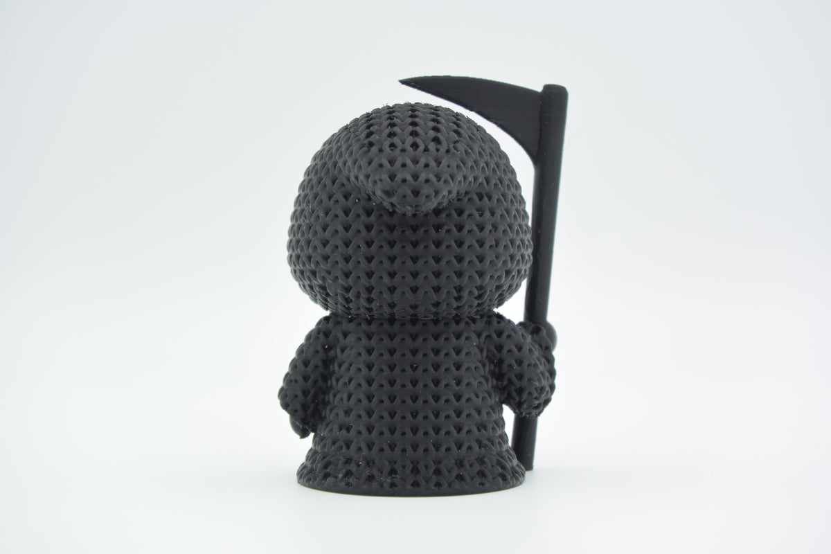 Gros plan de la texture en fil d'une figurine de Faucheuse tricotée