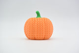 Détail de la texture tricotée d'une citrouille crochetée aux douces rainures