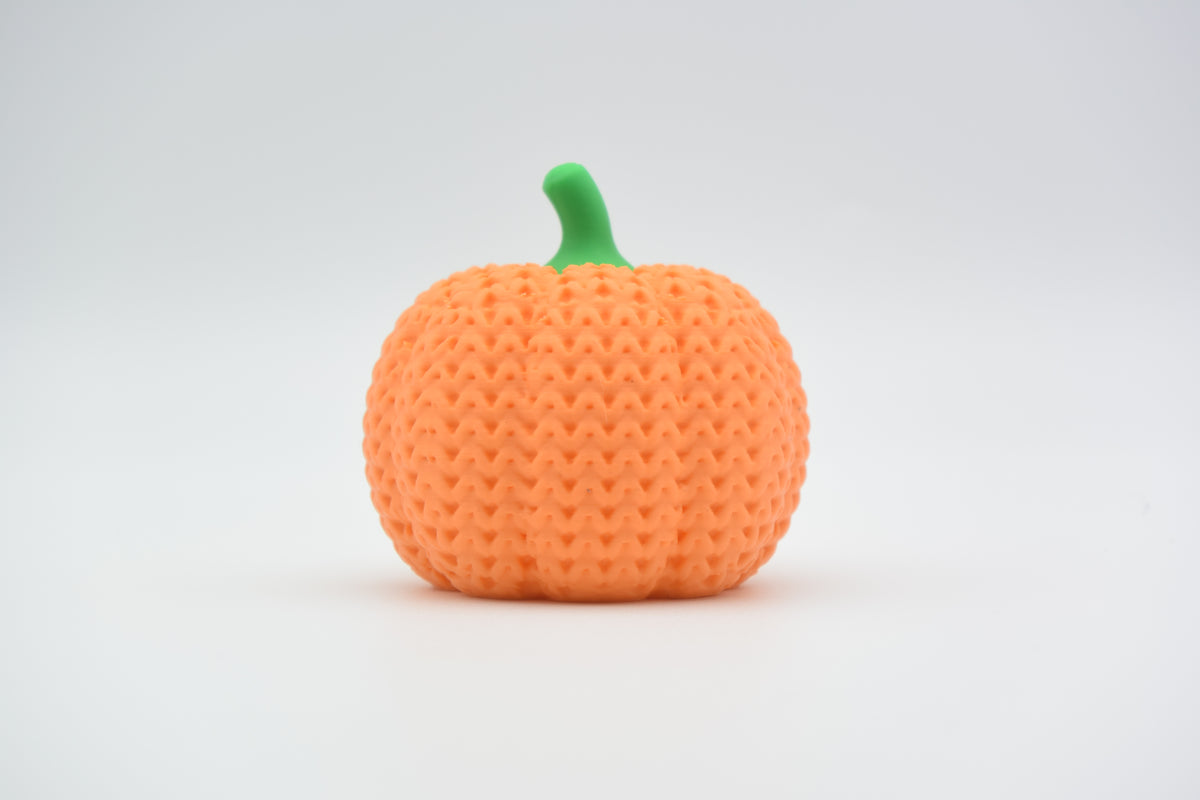 Détail de la texture tricotée d'une citrouille crochetée aux douces rainures