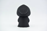 Détail de texture de la Faucheuse crochetée avec motif ajouré sur la cape et la capuche