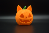 Citrouille-chat crochetée avec bougie LED à la douce lueur sur une étagère en bois avec feuilles d'automne