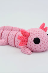Gros plan d'une figurine d'axolotl tricoté rose à texture crochetée