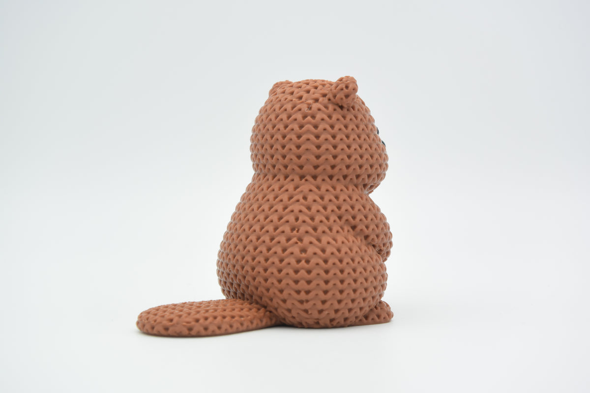 Gros plan de la texture côtelée d'une figurine de castor tricoté, aspect crocheté