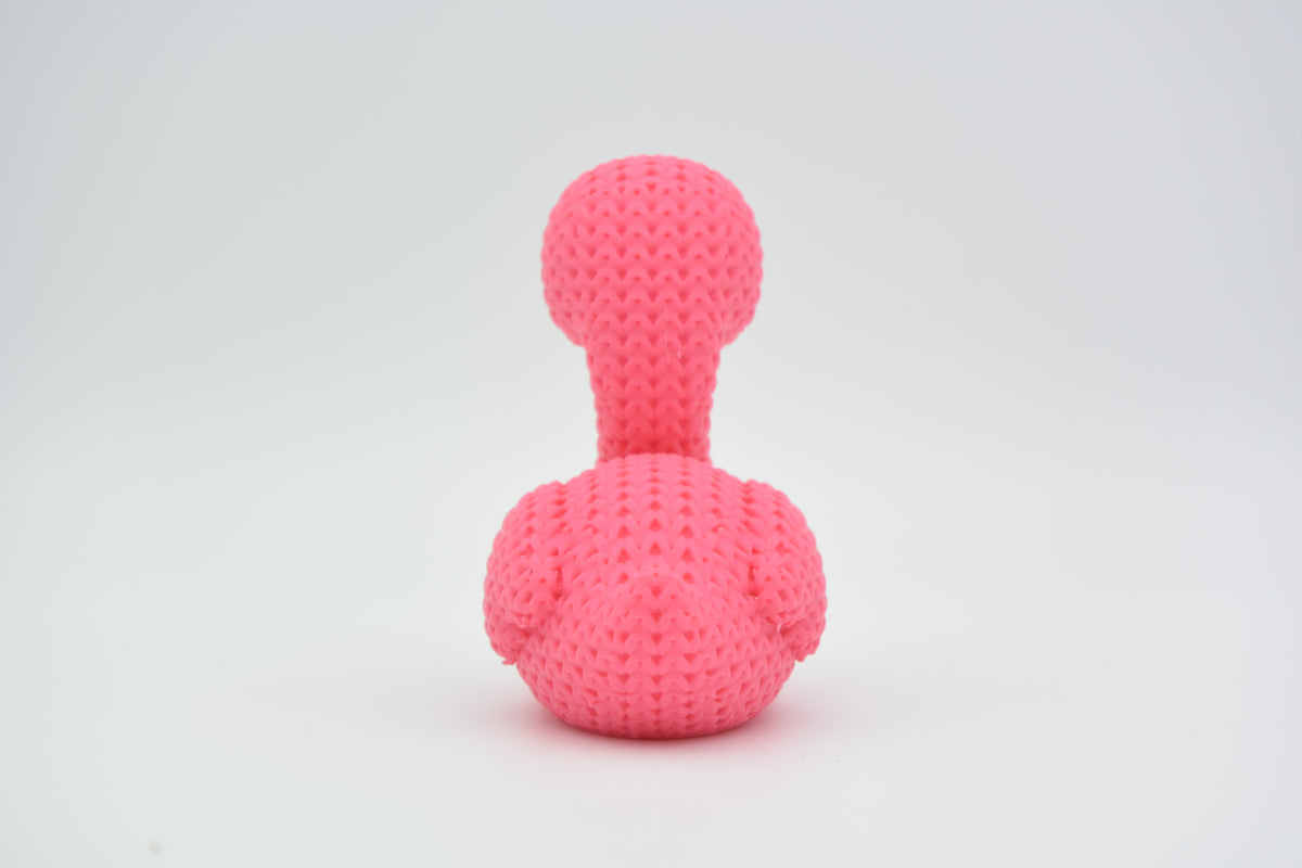 Gros plan de la texture crochetée d'une figurine de flamant rose