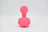 Gros plan de la texture crochetée d'une figurine de flamant rose