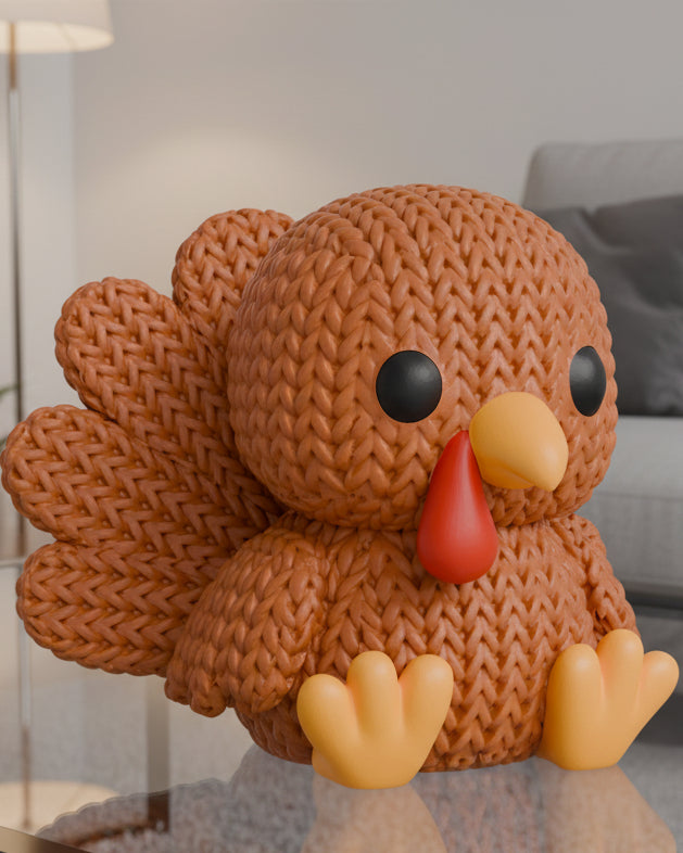 Gros plan d'une dinde tricotée à texture tissée et plumes de queue déployées