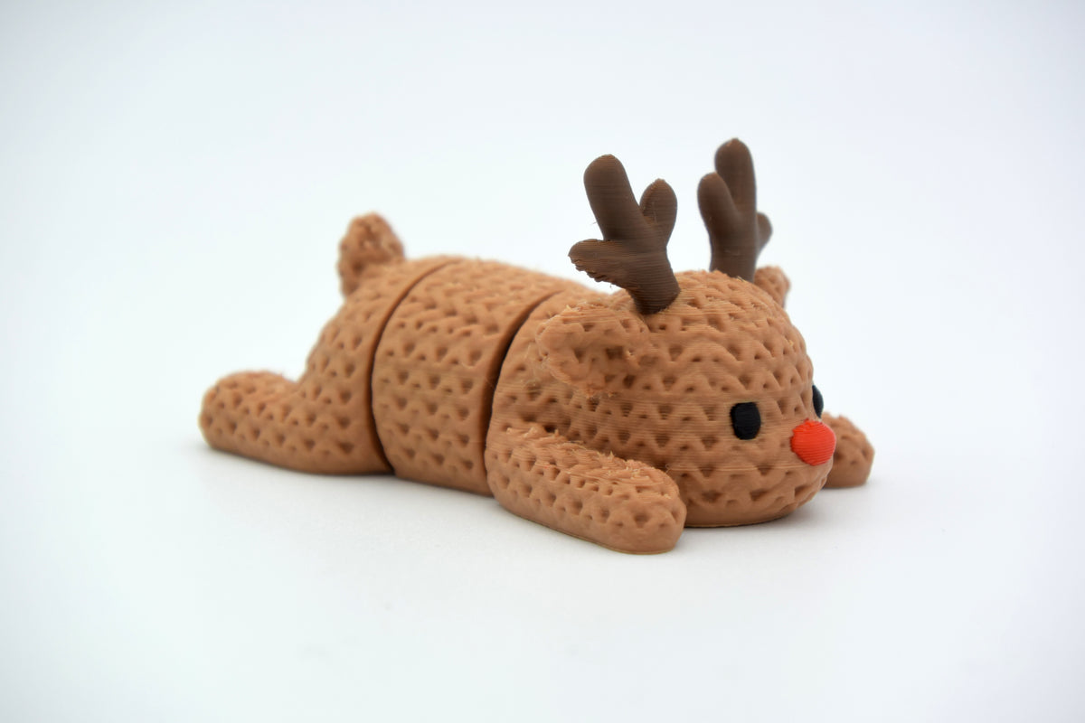 Gros plan d'un renne tricoté crème, aspect crocheté et pattes articulées