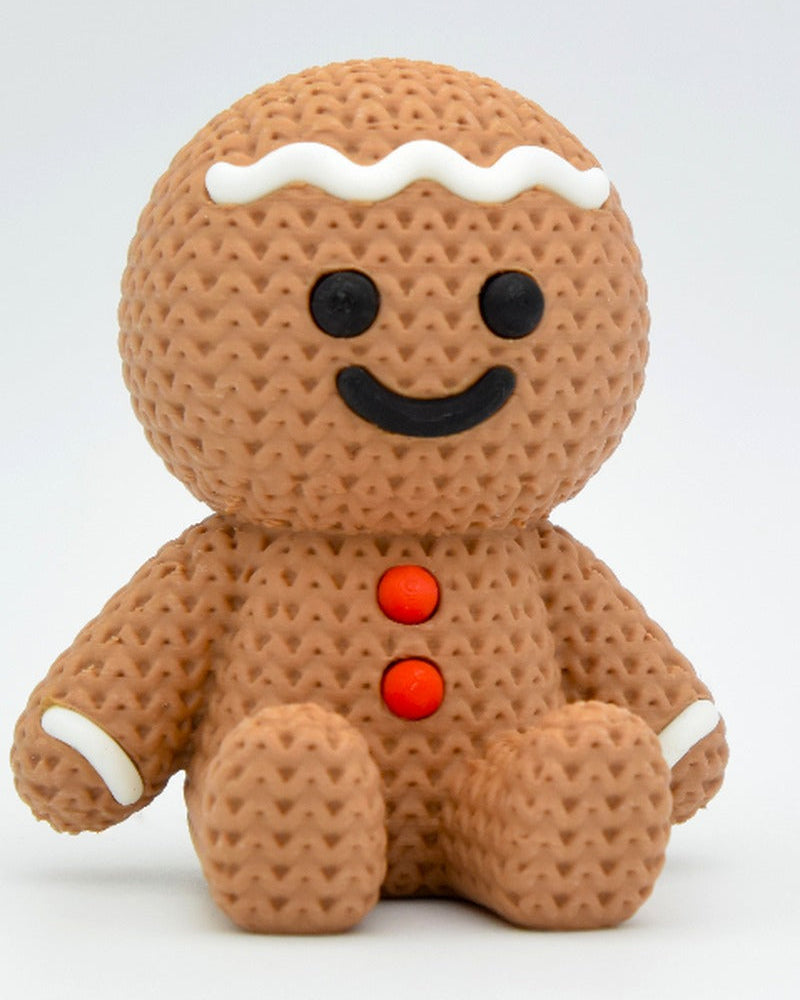 Gros plan d'un bonhomme en pain d'épices tricoté avec glaçage blanc et douce texture tissée
