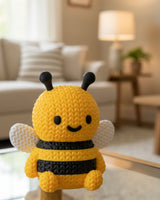 Gros plan d'une décoration abeille tricotée, aspect crocheté et petites ailes détaillées