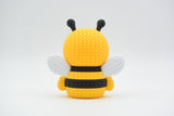 Détail de la texture crochetée et des rayures d'une figurine décorative d'abeille