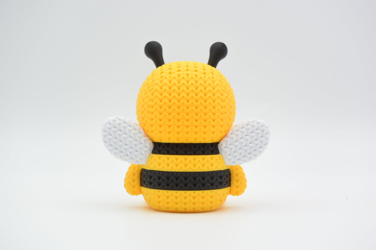 Détail de la texture crochetée et des rayures d'une figurine décorative d'abeille