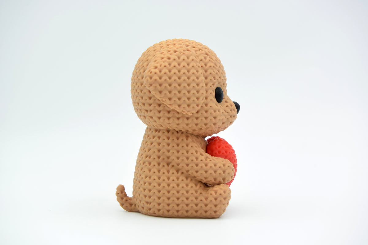 Petit chien façon tricot avec cœur sur une étagère en bois près de fleurs séchées, intérieur cosy