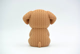 Gros plan d'une décoration chien crochetée avec un petit cœur et une douce texture de mailles