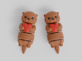 Gros plan d'une loutre tricotée articulée avec un petit cœur, texture crochetée