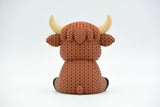 Gros plan de la texture crochetée façon laine d'une figurine de vache Highland