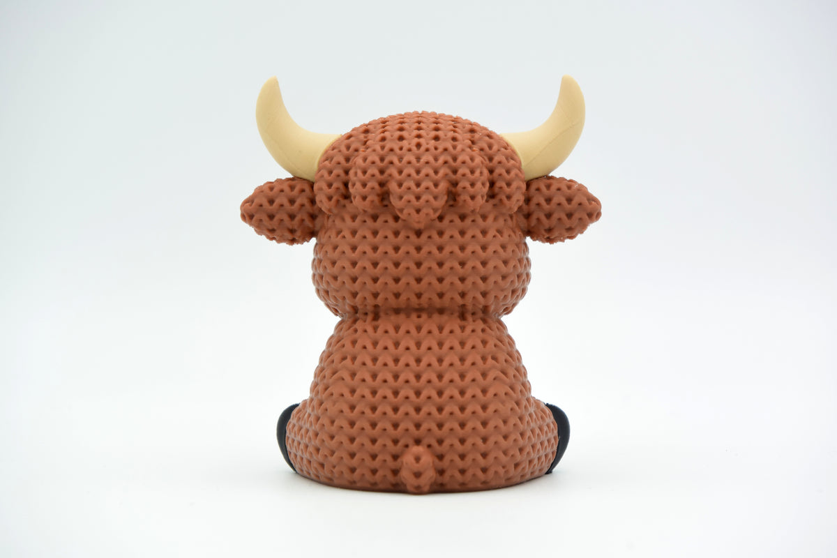 Gros plan de la texture crochetée façon laine d'une figurine de vache Highland
