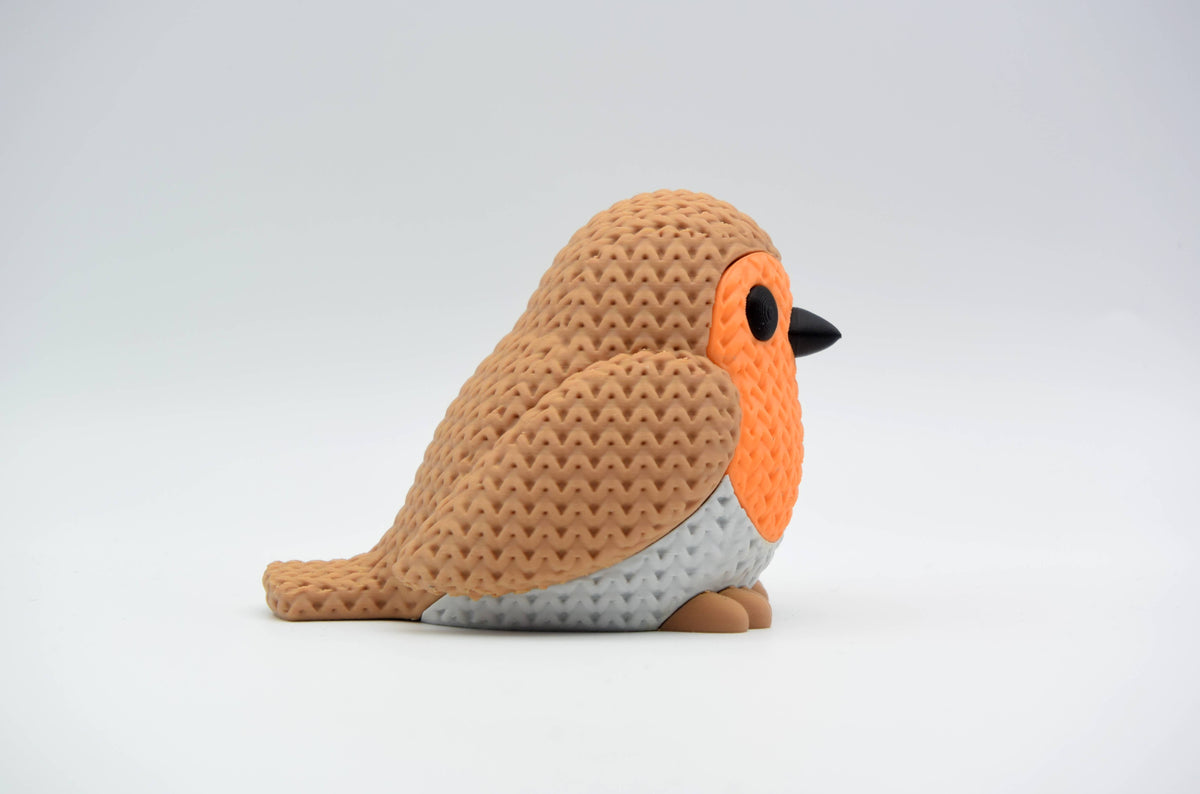 Petit rouge-gorge façon tricot sur une étagère en bois dans un salon scandinave apaisant