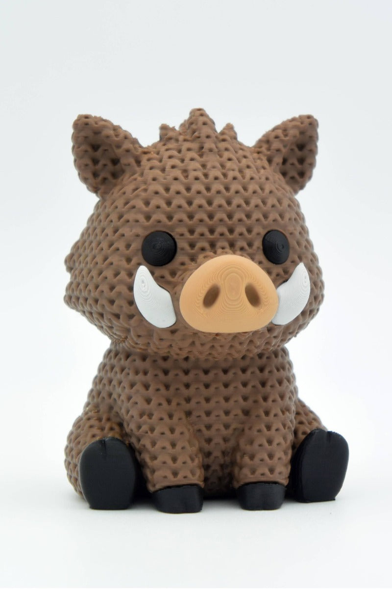 Gros plan d'une figurine de sanglier tricoté, aspect crocheté, sur fond clair