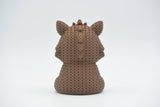 Gros plan de la texture à boucles crochetée d'une figurine massive de sanglier