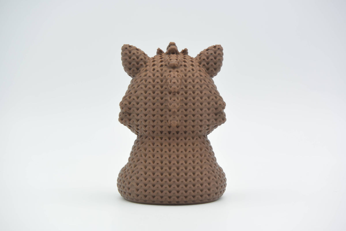 Gros plan de la texture à boucles crochetée d'une figurine massive de sanglier