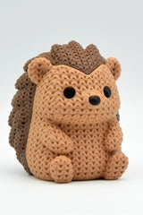 Gros plan d'une figurine de hérisson tricoté à texture crochetée détaillée sur fond blanc