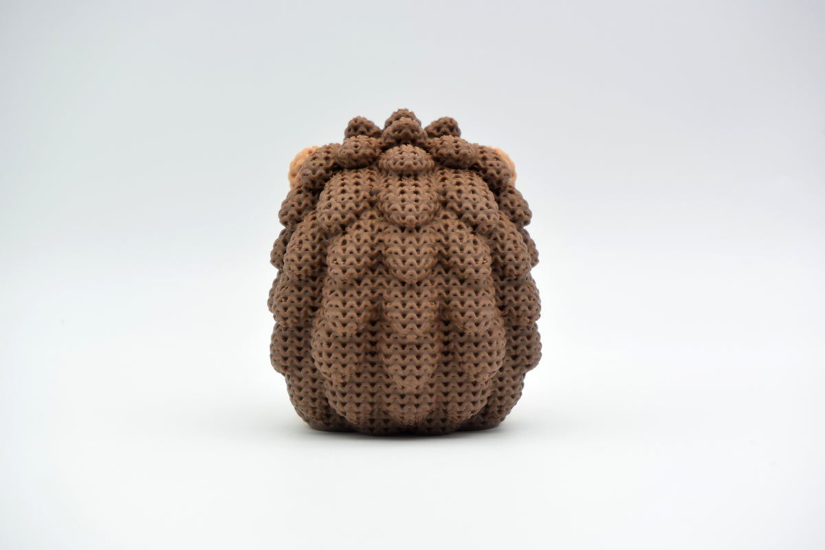 Macro des piquants à l'aspect crocheté d'une figurine décorative de hérisson tricotée