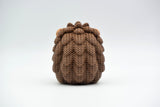 Macro des piquants à l'aspect crocheté d'une figurine décorative de hérisson tricotée