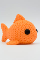 Gros plan d'un poisson tricoté à la douce texture tissée et aux petits yeux ronds