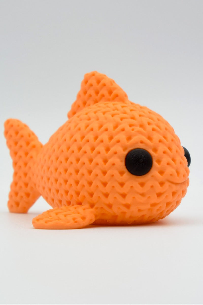 Gros plan d'un poisson tricoté à la douce texture tissée et aux petits yeux ronds