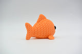 Détail de l'aspect crocheté d'une figurine décorative de poisson tricoté