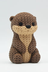 Gros plan d'une figurine de loutre tricotée à la douce texture crochetée et au visage détaillé