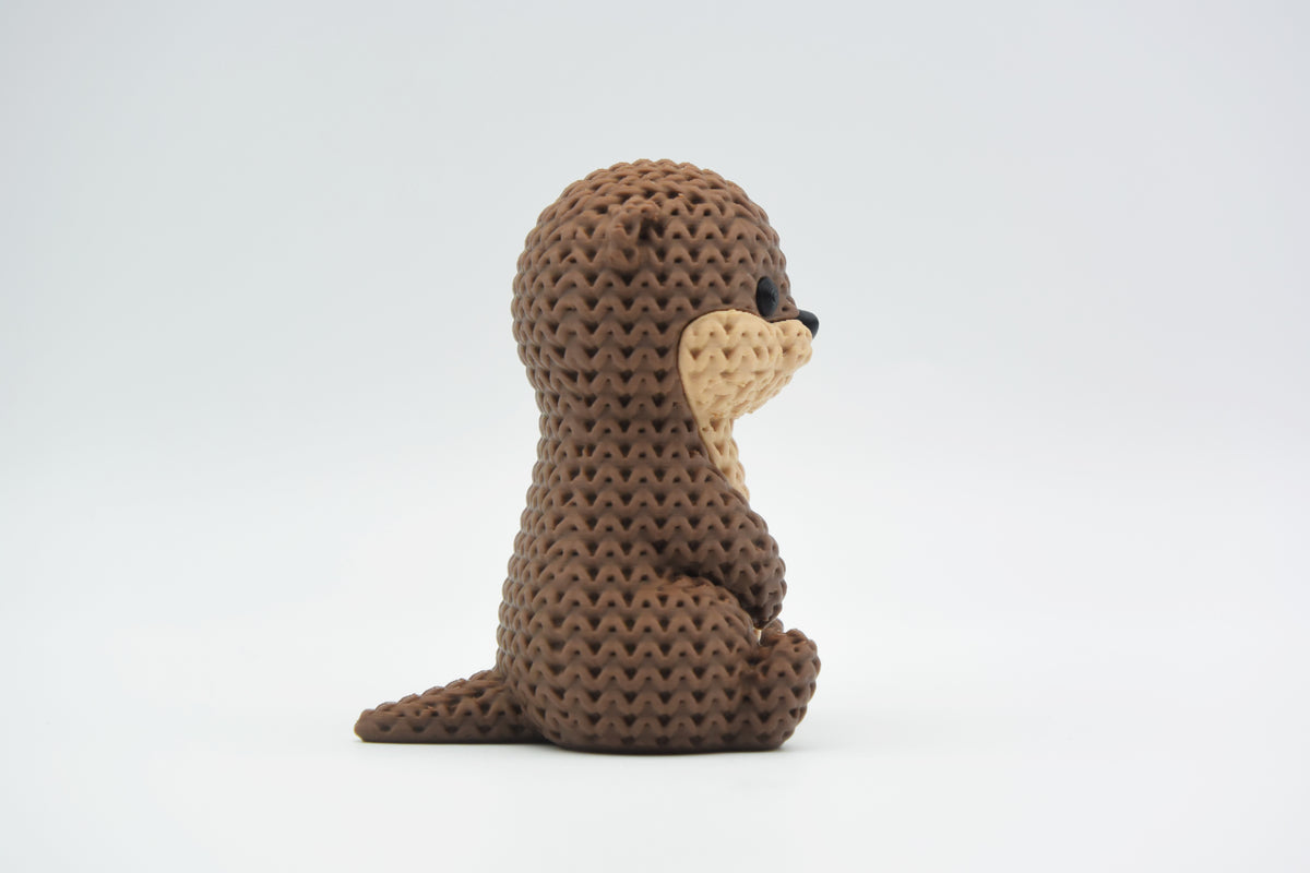 Gros plan d'une figurine de loutre tricotée à la douce texture crochetée et au visage détaillé